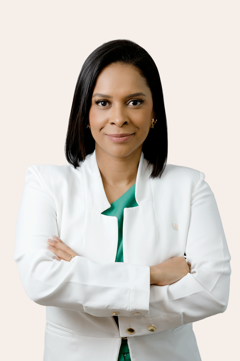 Retrato profissional da Dra. Lourena Lima, endocrinologista, de jaleco branco e braços cruzados
